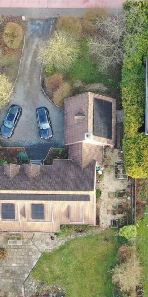 Vue aérienne avant travaux : jardin envahi et accès en mauvais état