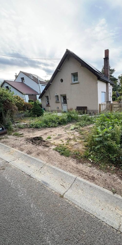 Avant : terrain en friche devant la même maison