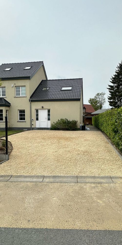 Après : allée stabilisée et nette devant la maison